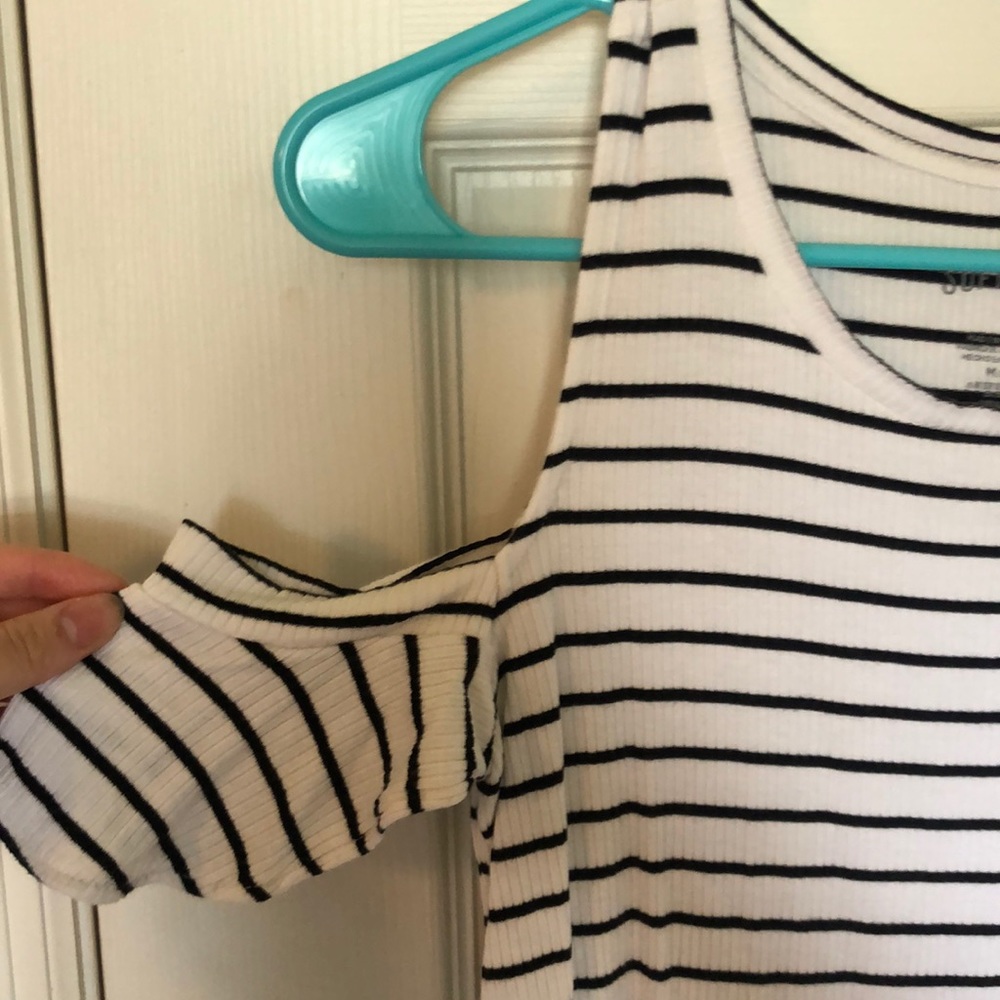 AE Cold shoulder top - Picture 2 of 2